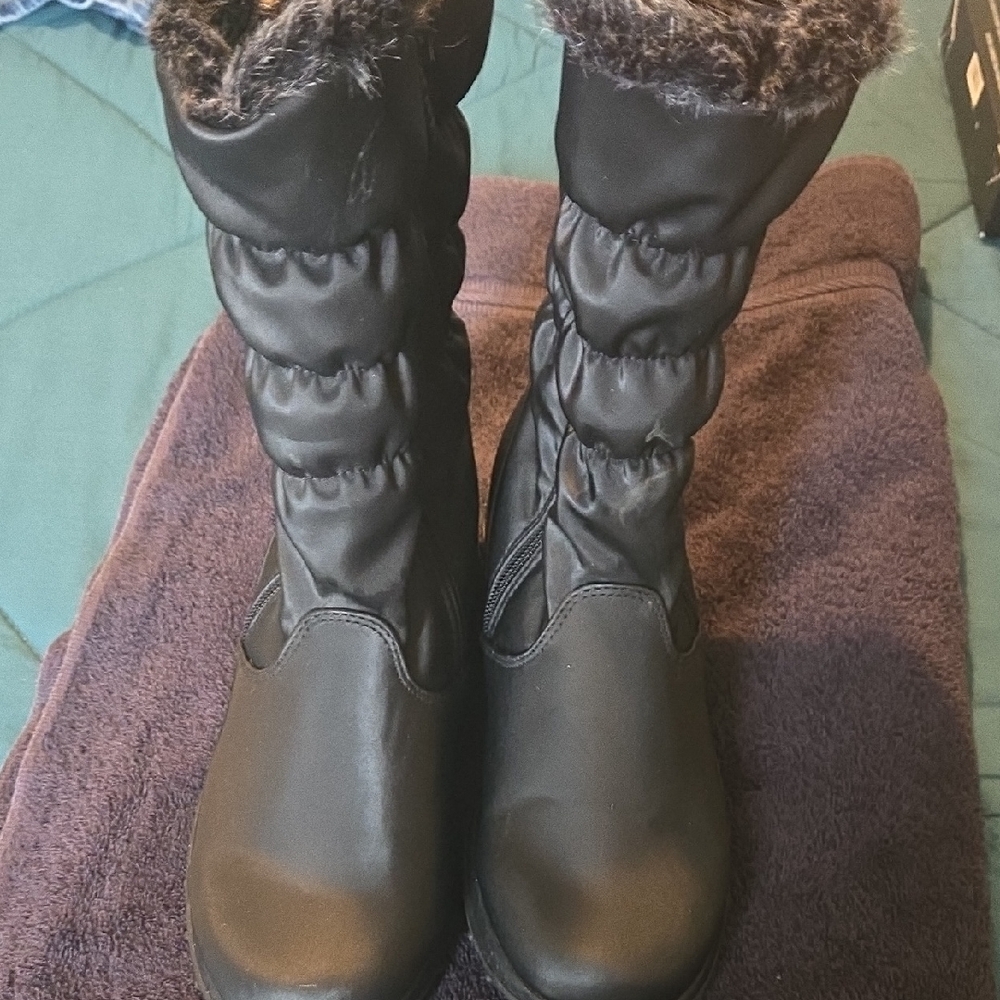 Totes Black Winter Boots with Faux Fur Trim